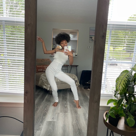 Sleeveless White Backless Jumpsuit - Picture 6 of 11